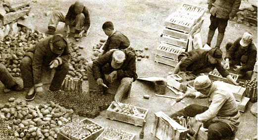 徐工集團(tuán)的前身華興鐵工廠誕生，后發(fā)展為徐州重型機(jī)械廠