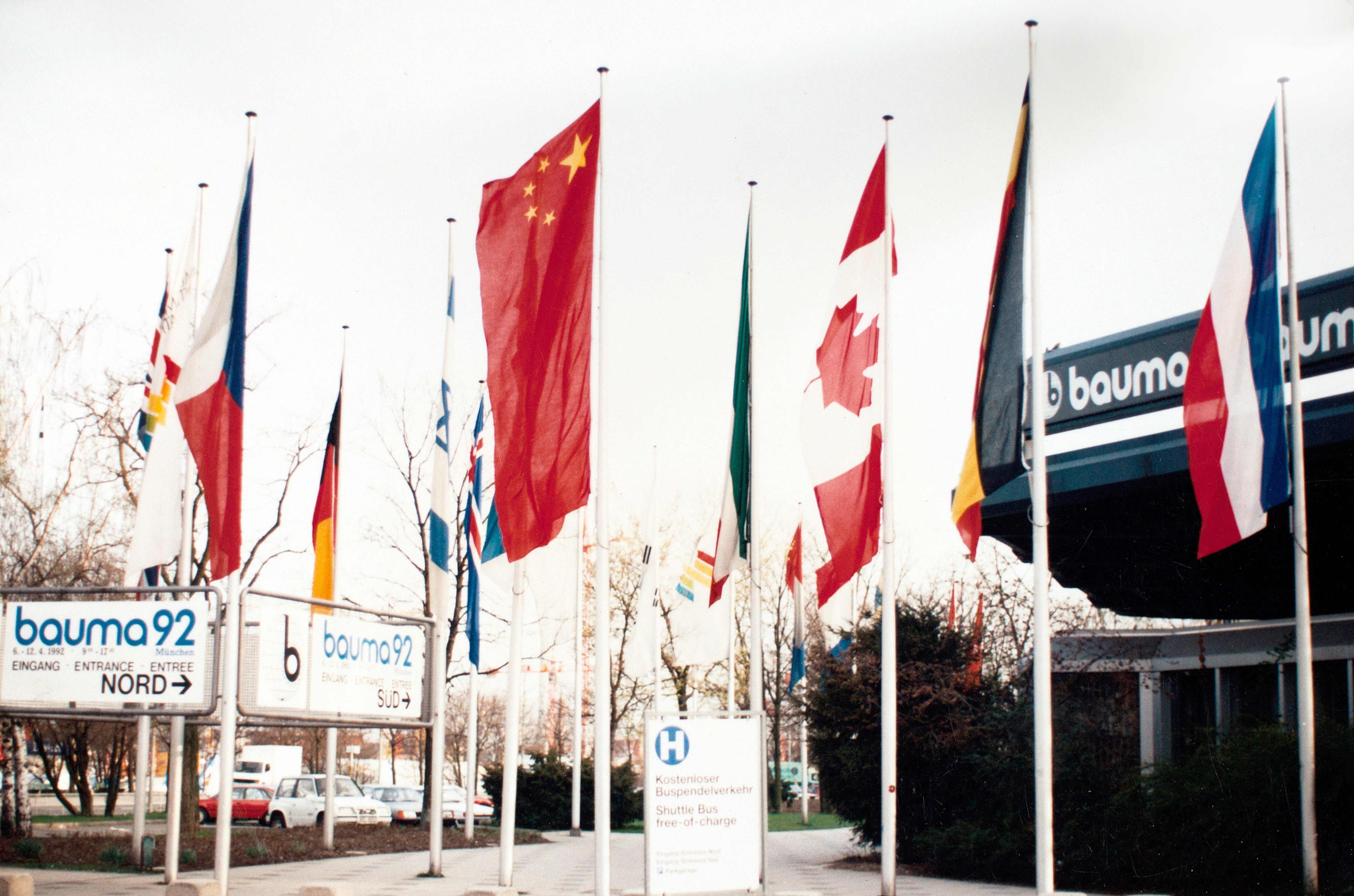 徐工成為行業(yè)首家取得自營出口權(quán)的企業(yè)，正式拉開國際化序幕；是年，徐工代表行業(yè)首次參加德國寶馬展