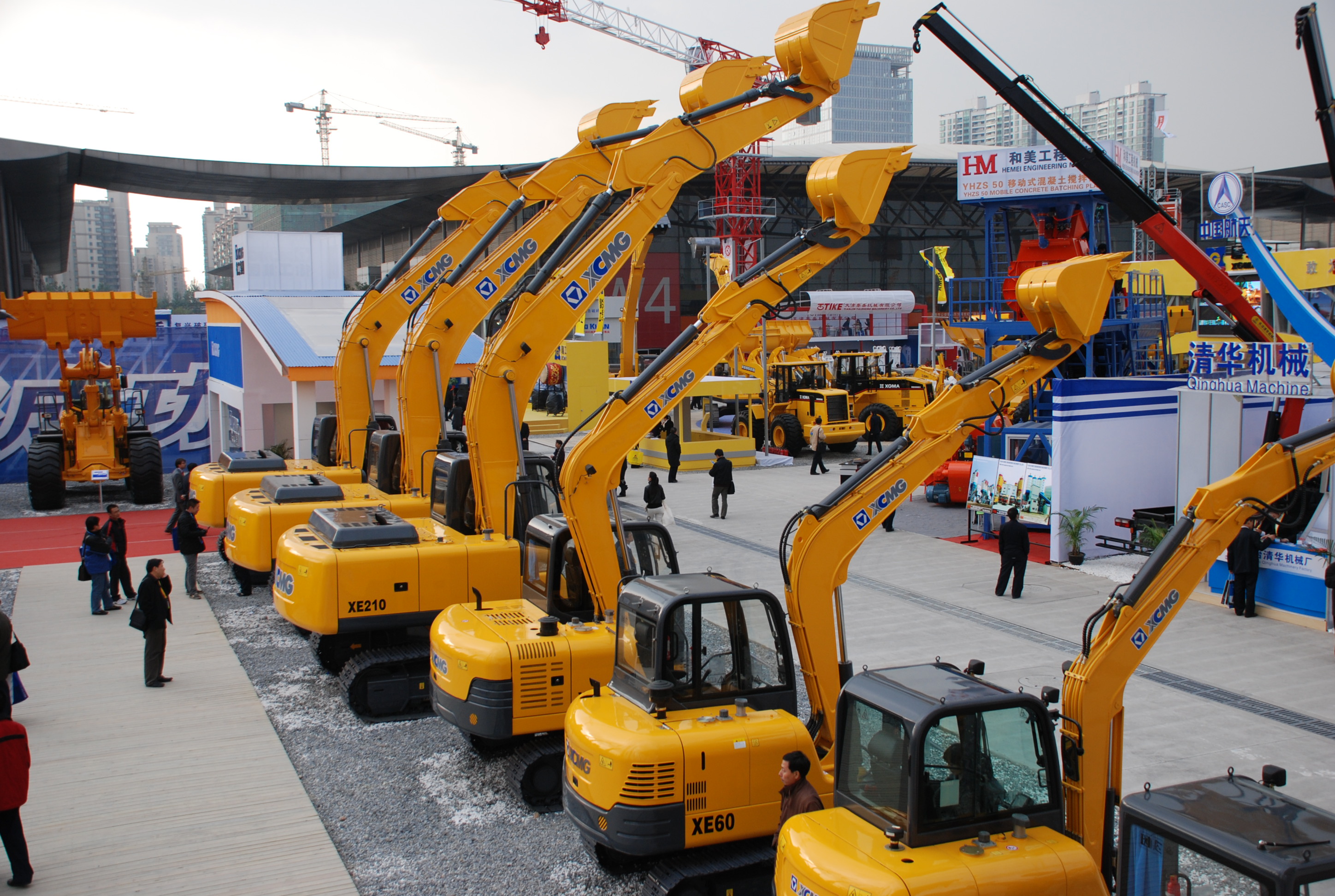 徐工與凱雷投資集團(tuán)發(fā)表聯(lián)合聲明終止合作，獨(dú)立進(jìn)行重組；是年，徐工與卡特彼勒終止合作，獨(dú)資成立徐州徐工挖掘機(jī)械有限公司