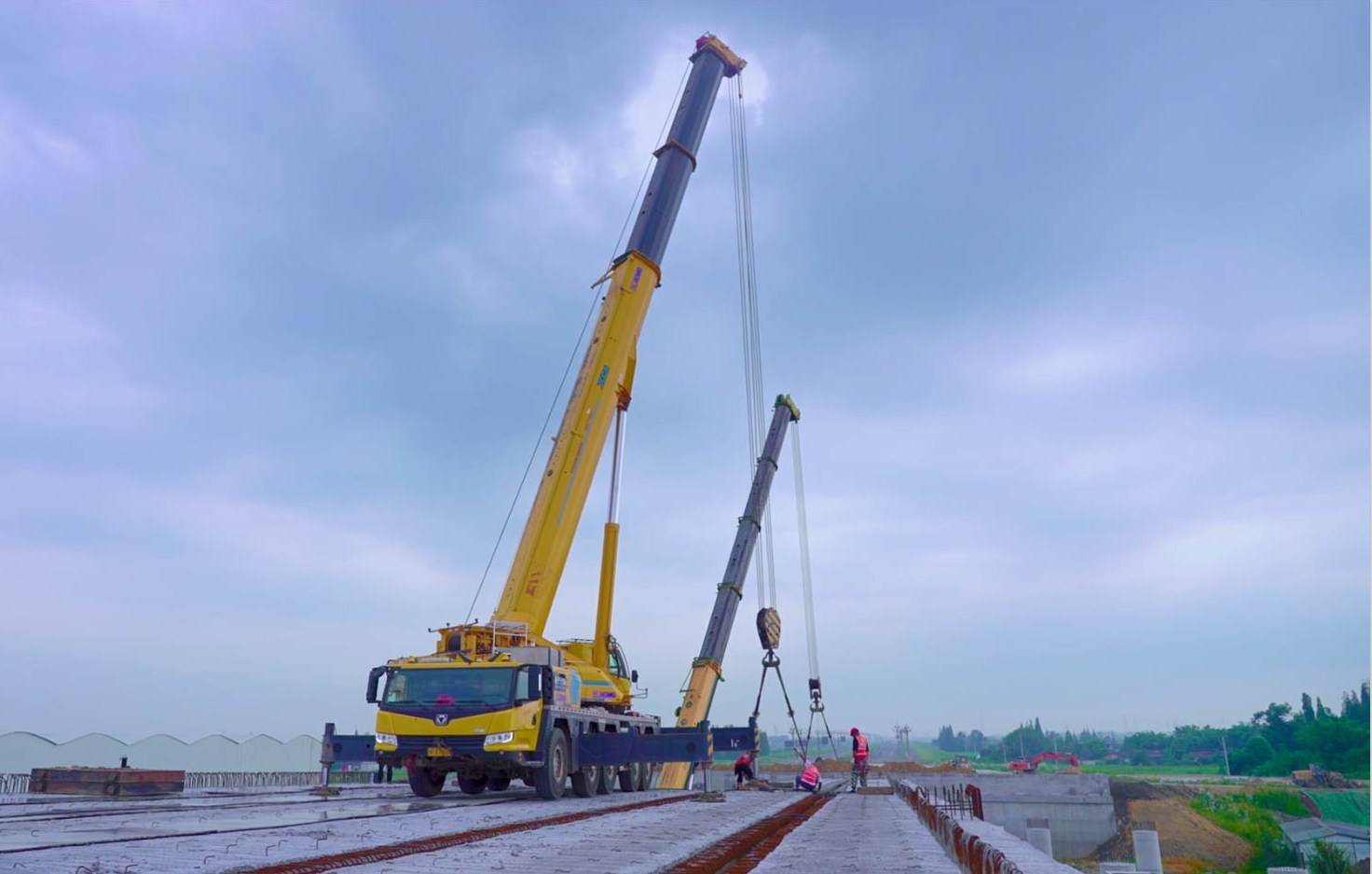 空中對飛接力！徐工三款百噸級聯(lián)袂抬吊！