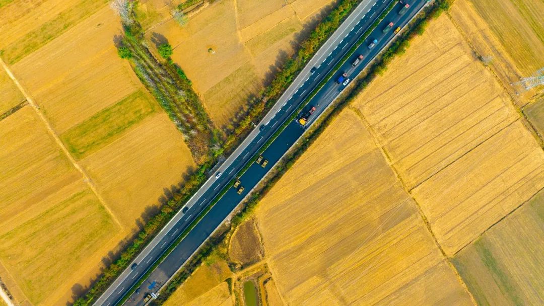 揚民族自信！徐工成套瀝青路面裝備助力家鄉(xiāng)高速建設(shè)！