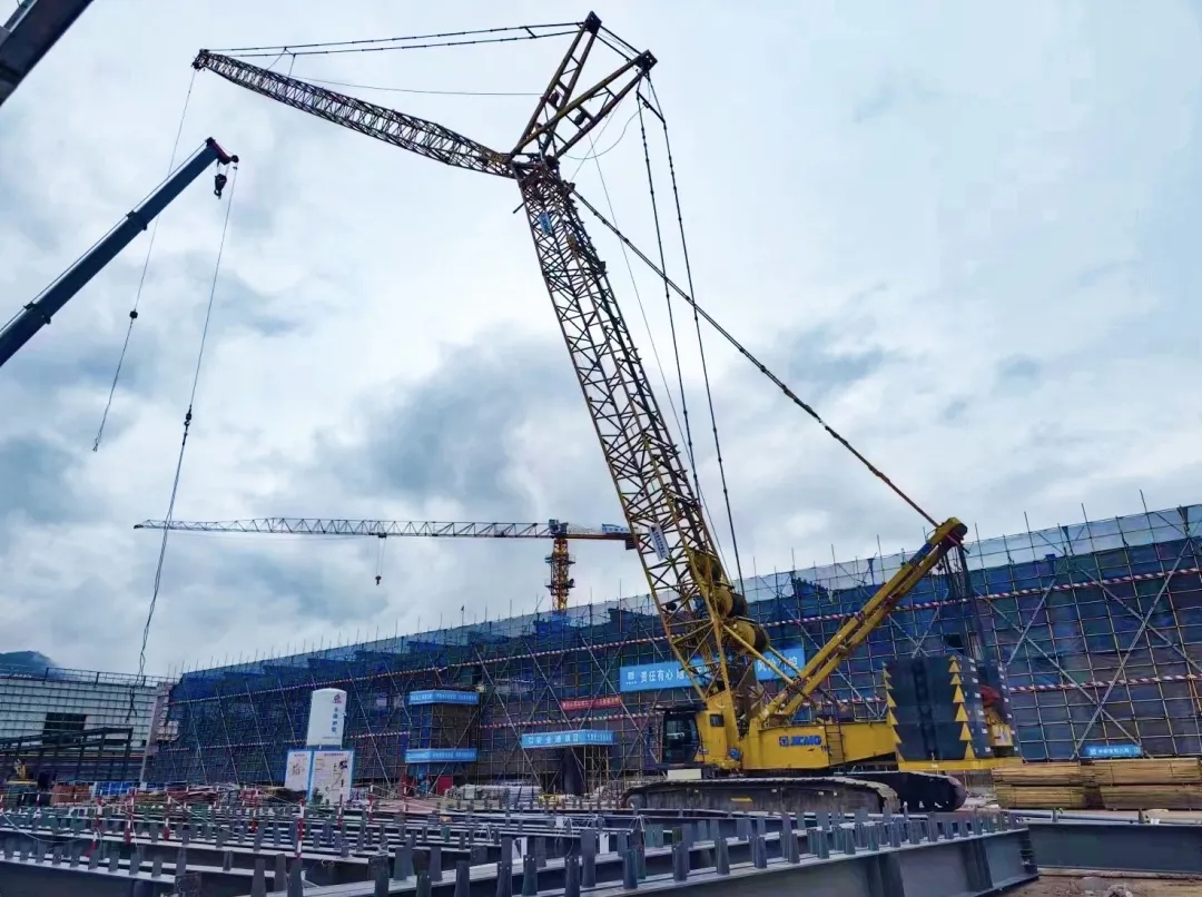 “鋼”鐵的意志！徐工XGC320履帶起重機(jī)參建大跨度鋼結(jié)構(gòu)工業(yè)廠房