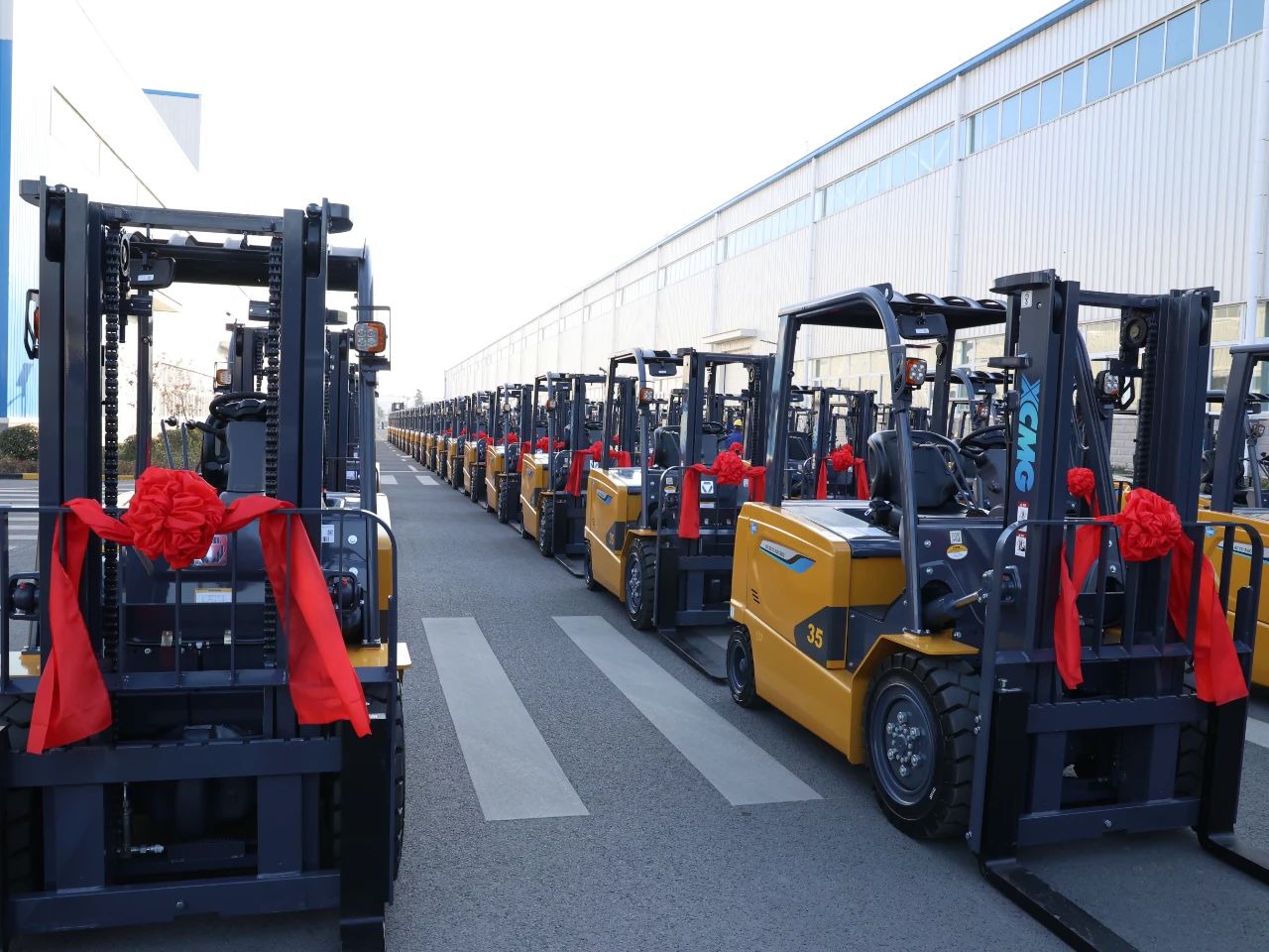 又是百余臺(tái)！徐工“鯤鵬”叉車批量交車