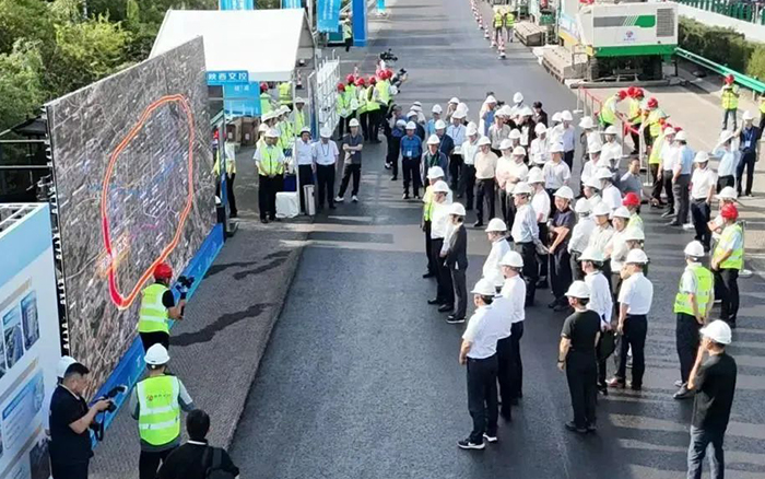 徐工數(shù)字化智能施工集群助力西安繞城高速養(yǎng)護工程！