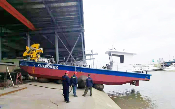 徐工定制化船用起重機進(jìn)行海上作業(yè)