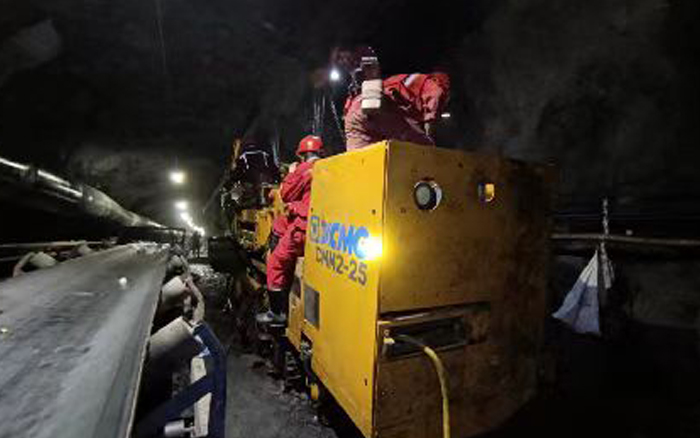 綜掘裝備上新！徐工CMM2-25煤礦用錨桿鉆車首發(fā)