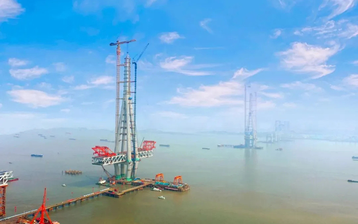 徐工建設(shè)！世界最高橋塔常泰長江大橋主塔順利封頂！