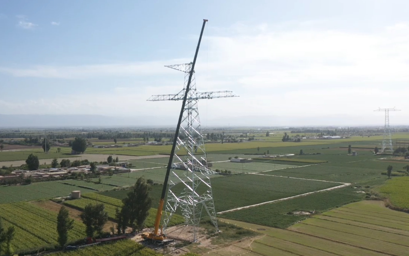 XCA200G8-1助力“哈重線”鐵塔吊裝！