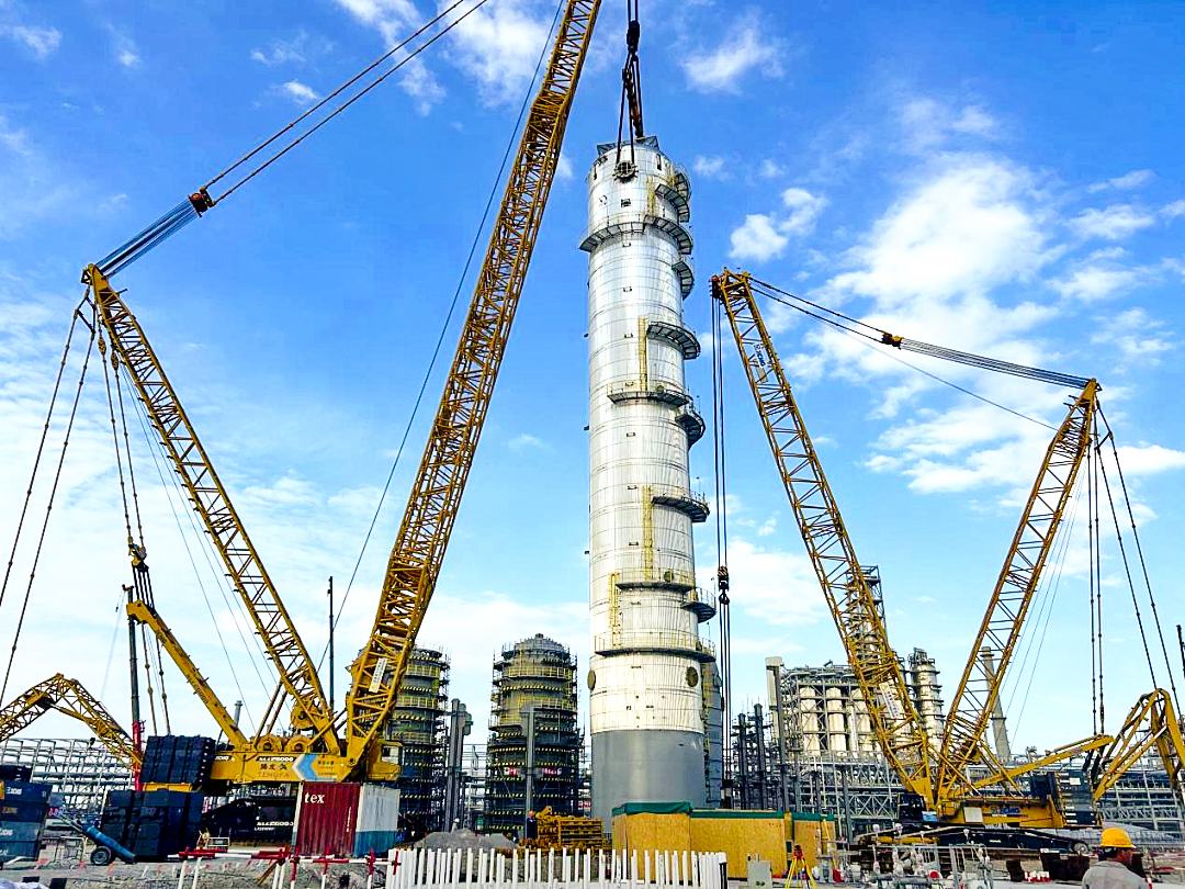 雙機聯(lián)動！徐工履帶起重機助力全國丙烯腈行業(yè)“最大最重單體設(shè)備”成功就位