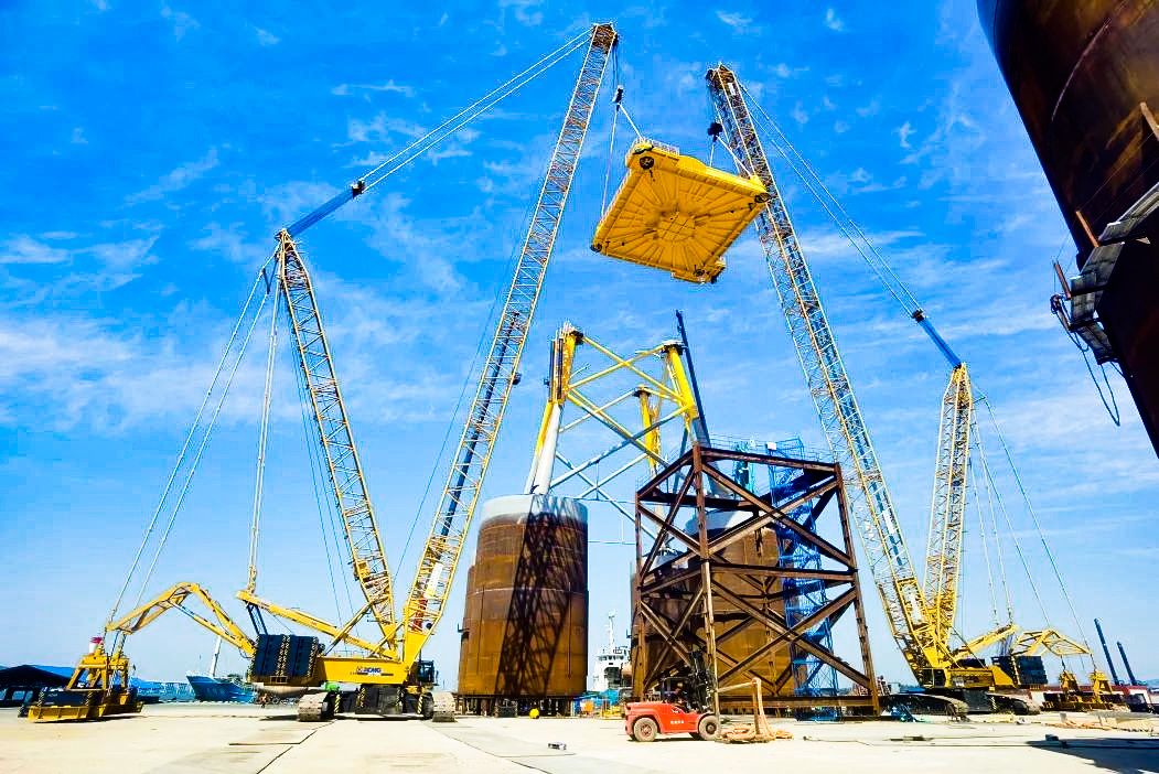 總重1972噸！徐工XGC12000助力大型導(dǎo)管架總組順利吊裝