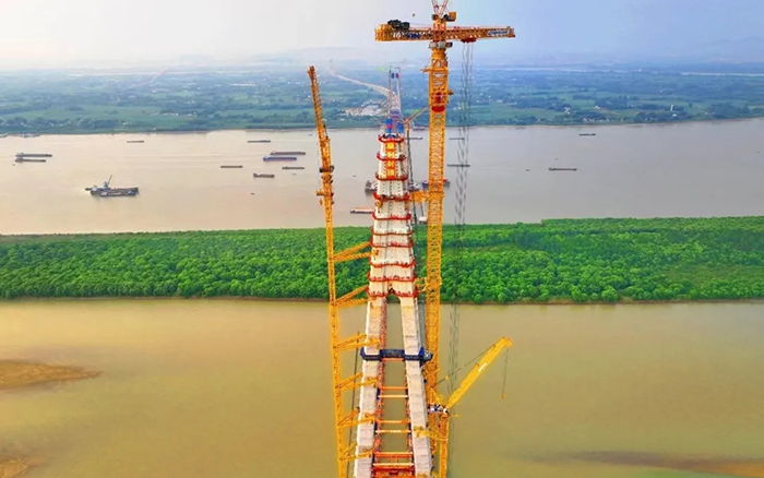 308米！徐工塔機助力世界最大跨度三塔斜拉橋喜封金頂