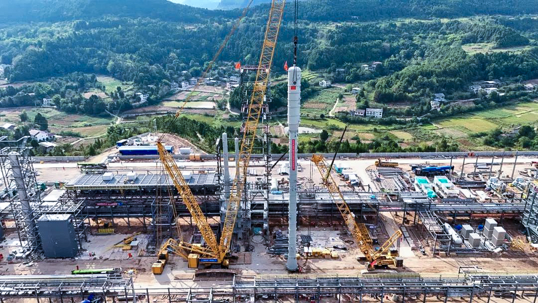 一次性成功！徐工履帶兄弟助力大型油氣田最長整體塔類吊裝