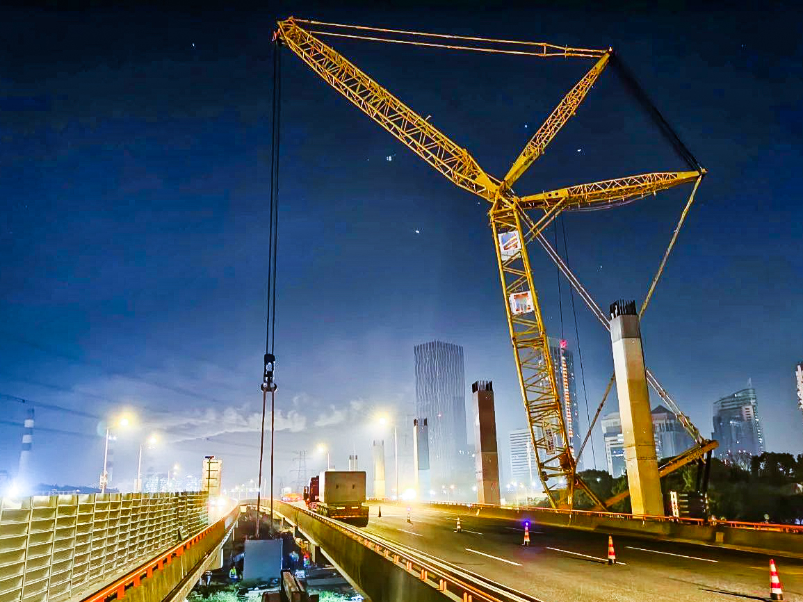 僅用4小時！XGC650跨高速助力沿江通道鋼蓋梁成功吊裝