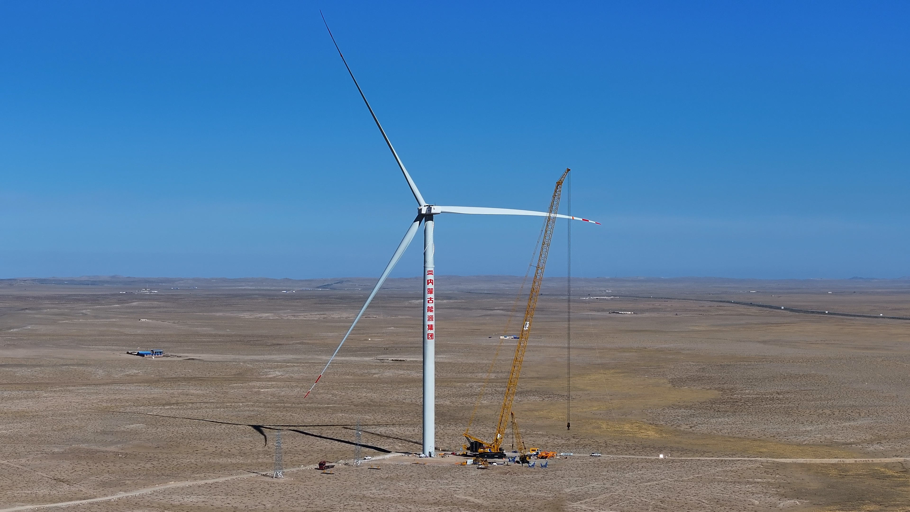 1300噸級新品風(fēng)電首秀！徐工千噸級起重機再添實力干將