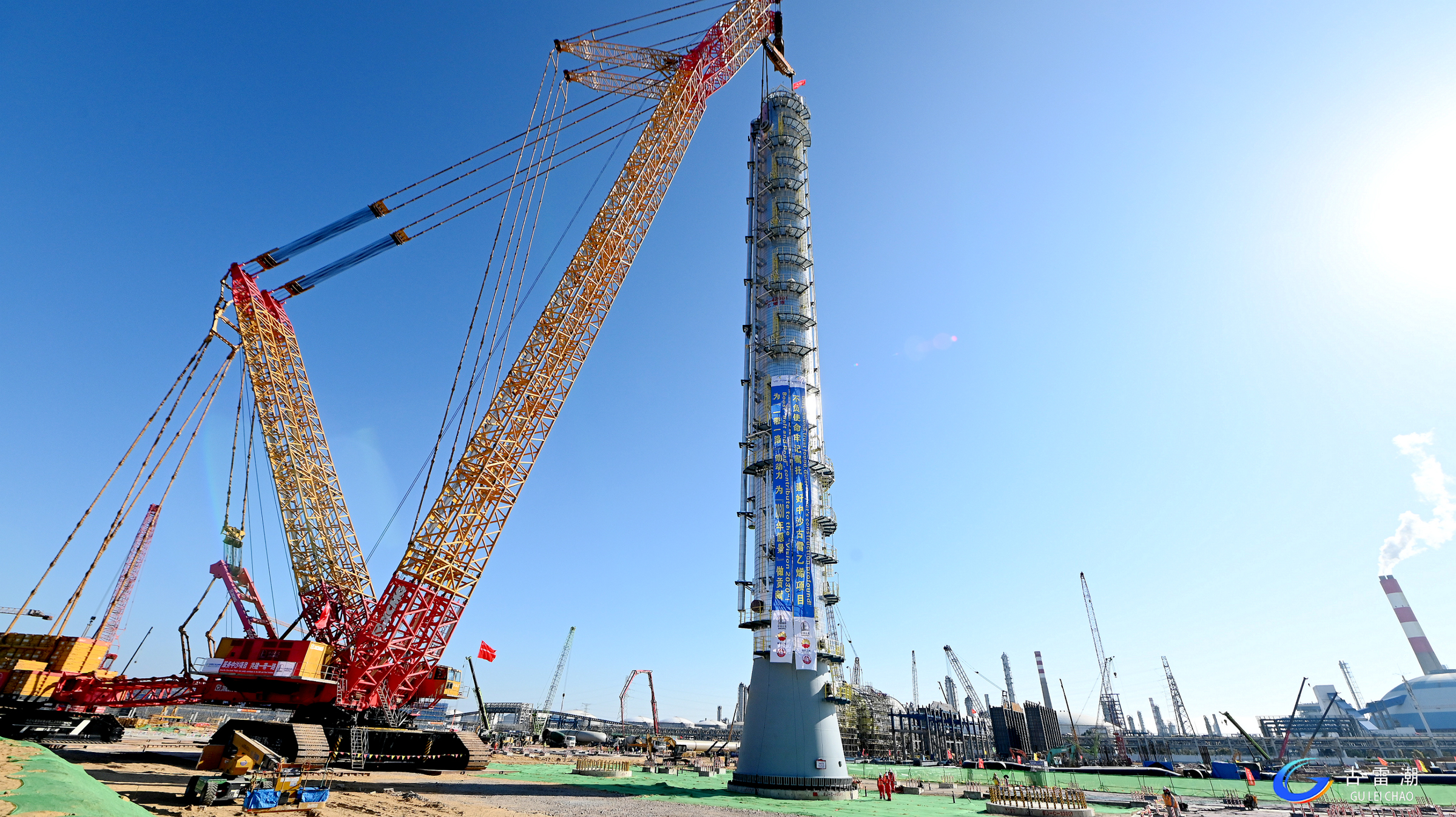 吊重1150噸！XGC88000助力大型石化項目首臺千噸級設(shè)備精準(zhǔn)就位