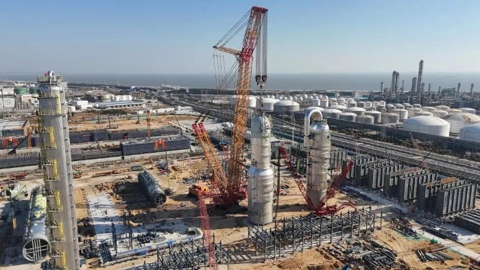 三小時制勝！徐工XGC88000助力2000噸石化設(shè)備成功就位