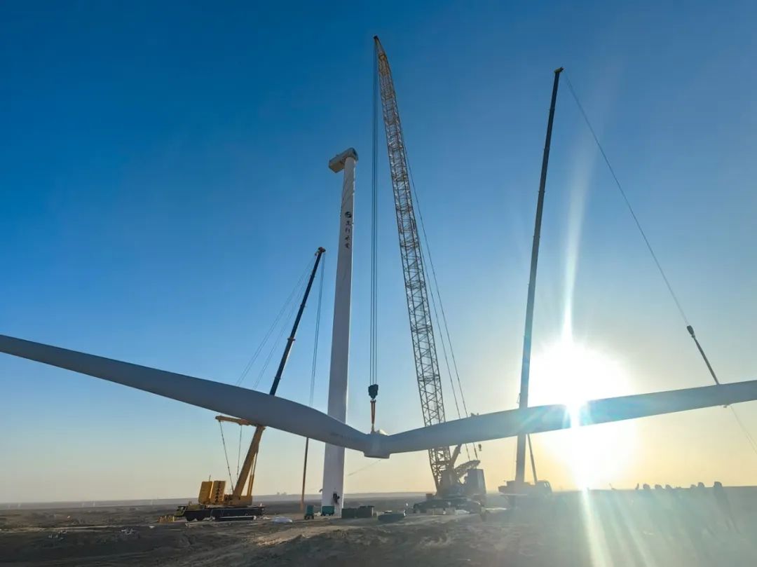 “零偏差”！西北戈壁現(xiàn)風(fēng)電“超級大片”，徐工XLC18000M領(lǐng)銜多機協(xié)同吊裝
