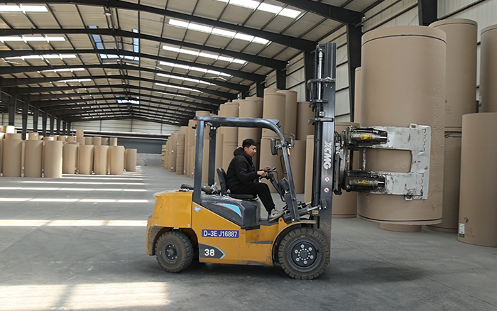 徐工新E叉車，為紙廠搬運(yùn)難題 “精準(zhǔn)破局”