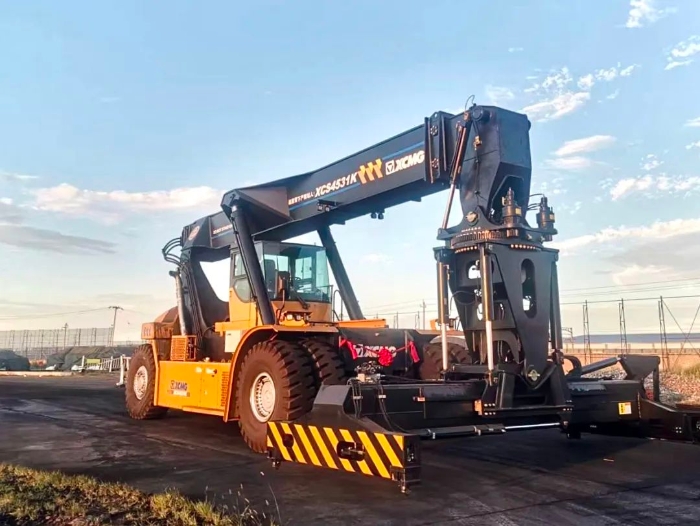 以質(zhì)提速！徐工傾斜吊具正面吊分鐘級(jí)響應(yīng)保障運(yùn)輸安全暢通