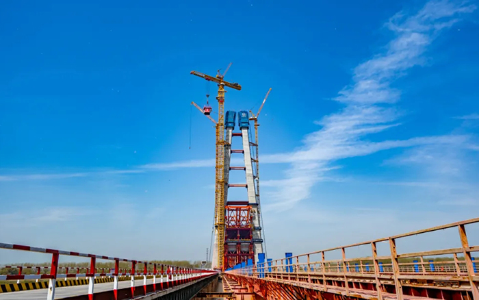 全球最大塔機亮相央視！徐工助力馬鞍山長江大橋主塔吊裝