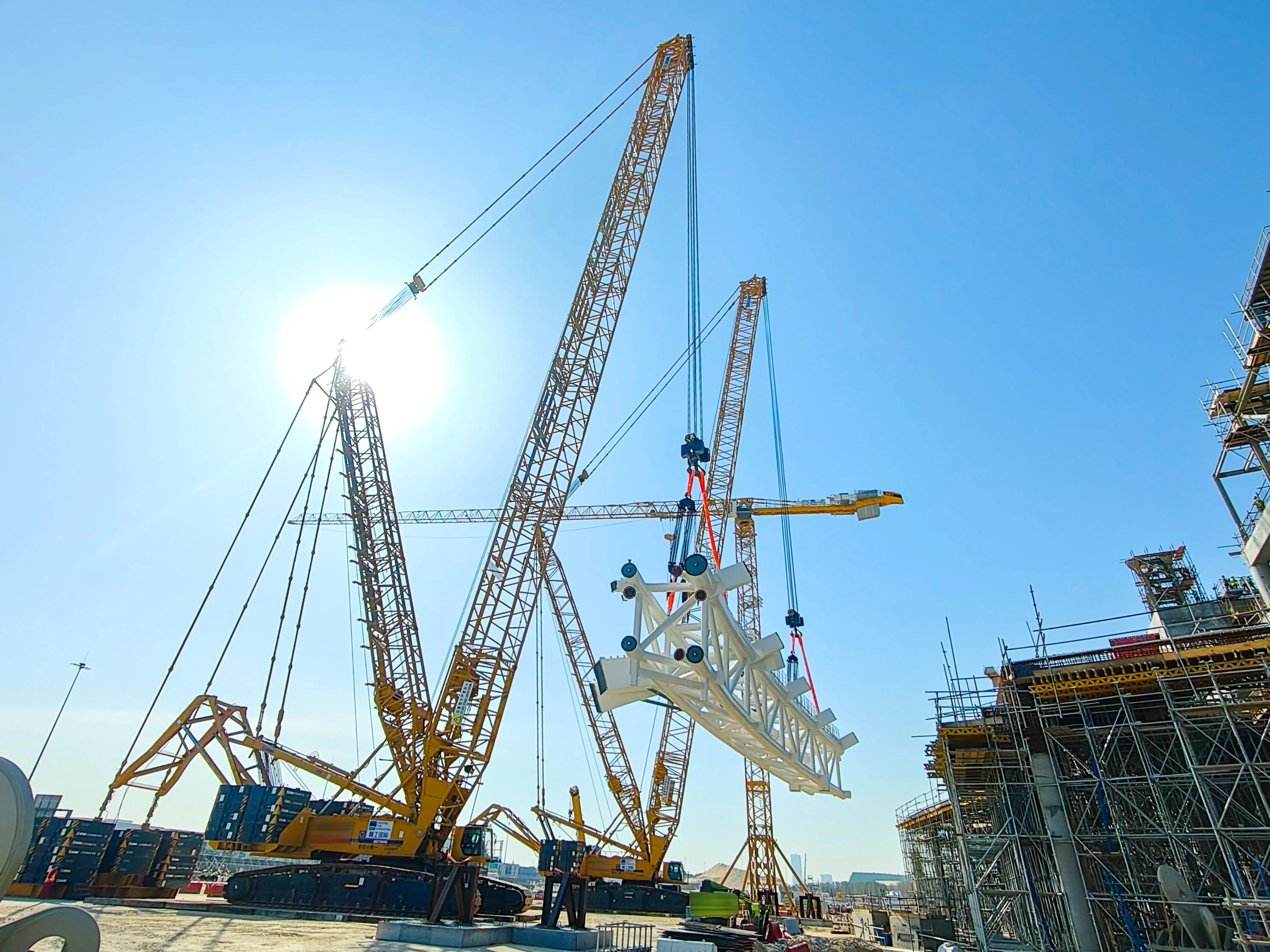 毫米級精度托舉世界杯夢想——徐工履帶起重機奮戰(zhàn)沙特！