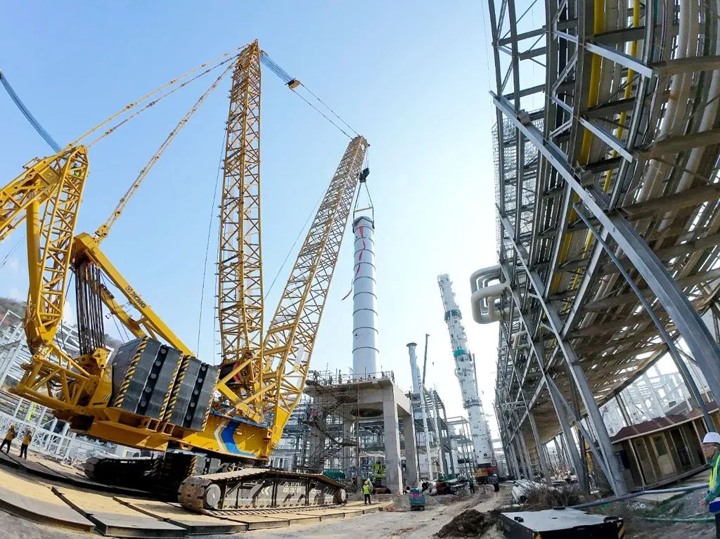 700噸巨塔穩(wěn)穩(wěn)落位？徐工XLC17000給出完美答案