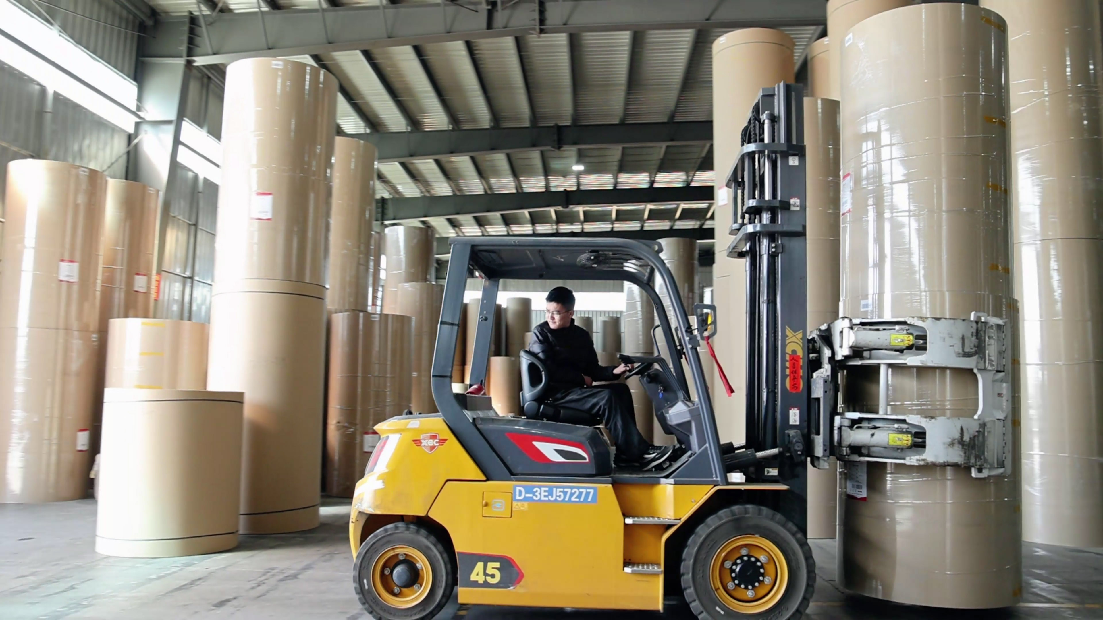 紙卷廠搬運(yùn)利器，徐工孔雀系列高壓重載電動(dòng)叉車