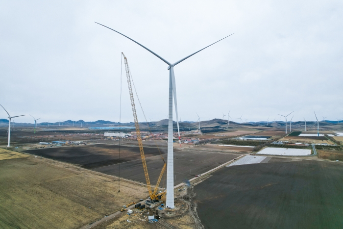 高空之巔，再鑄榮光！XLC18000M助力大型風(fēng)電場首臺185米風(fēng)機成功吊裝