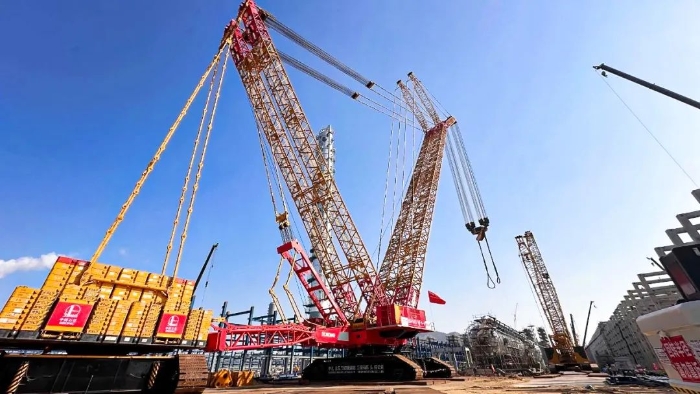 全球首臺問世的4000噸履帶式起重機，再創(chuàng)國內(nèi)吊裝新紀錄！