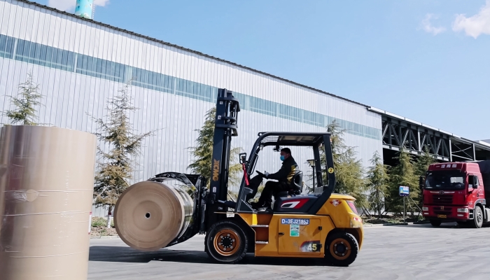 安全穩(wěn)如泰山，高效快人一步！徐工孔雀叉車造紙行業(yè)顯身手