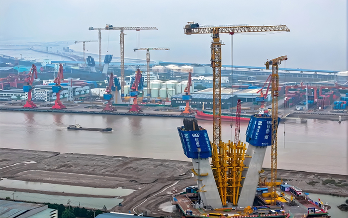 邁向云端 徐工超大塔助力世界級橋梁建設(shè)