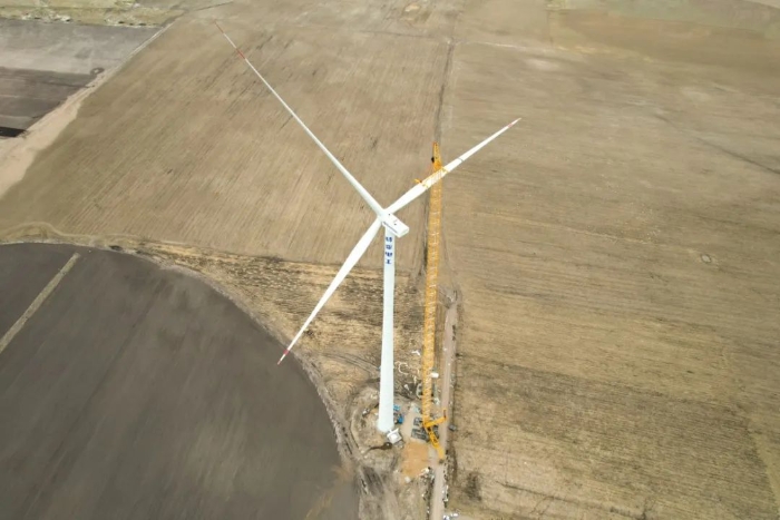 高空之巔，再鑄榮光！XLC18000M助力大型風(fēng)電場首臺185米風(fēng)機成功吊裝