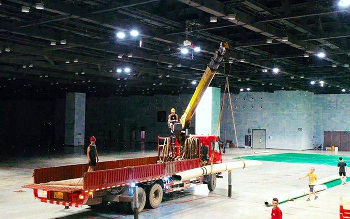 高效穩(wěn)護(hù)航，徐工隨車起重機(jī)賦能廣西會(huì)展中心體育場(chǎng)館塑膠鋪設(shè)