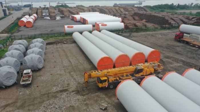 空間太??？在下徐工G2代可變支腿，百噸塔筒在港口“穩(wěn)運”！