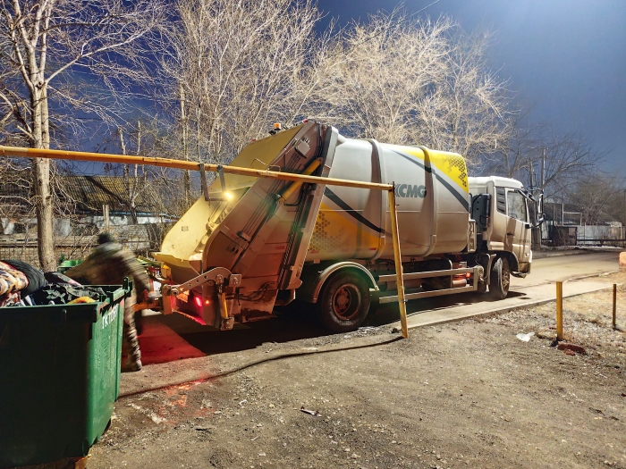 徐工后裝壓縮式垃圾車助力阿斯塔納：高效環(huán)保，助力城市清潔