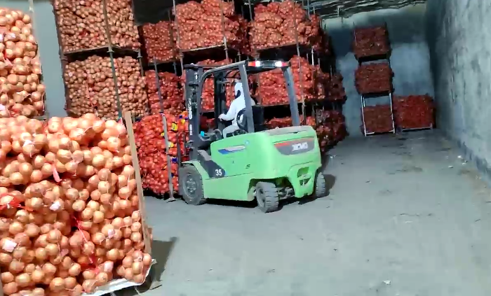 徐工鯤鵬系列新能源叉車，為食品冷庫工廠注入綠色動(dòng)能