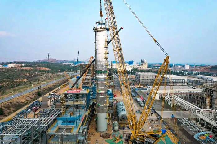 二十載老將再建功！徐工QUY450協(xié)助XGC12000輕松搞定百噸精餾塔