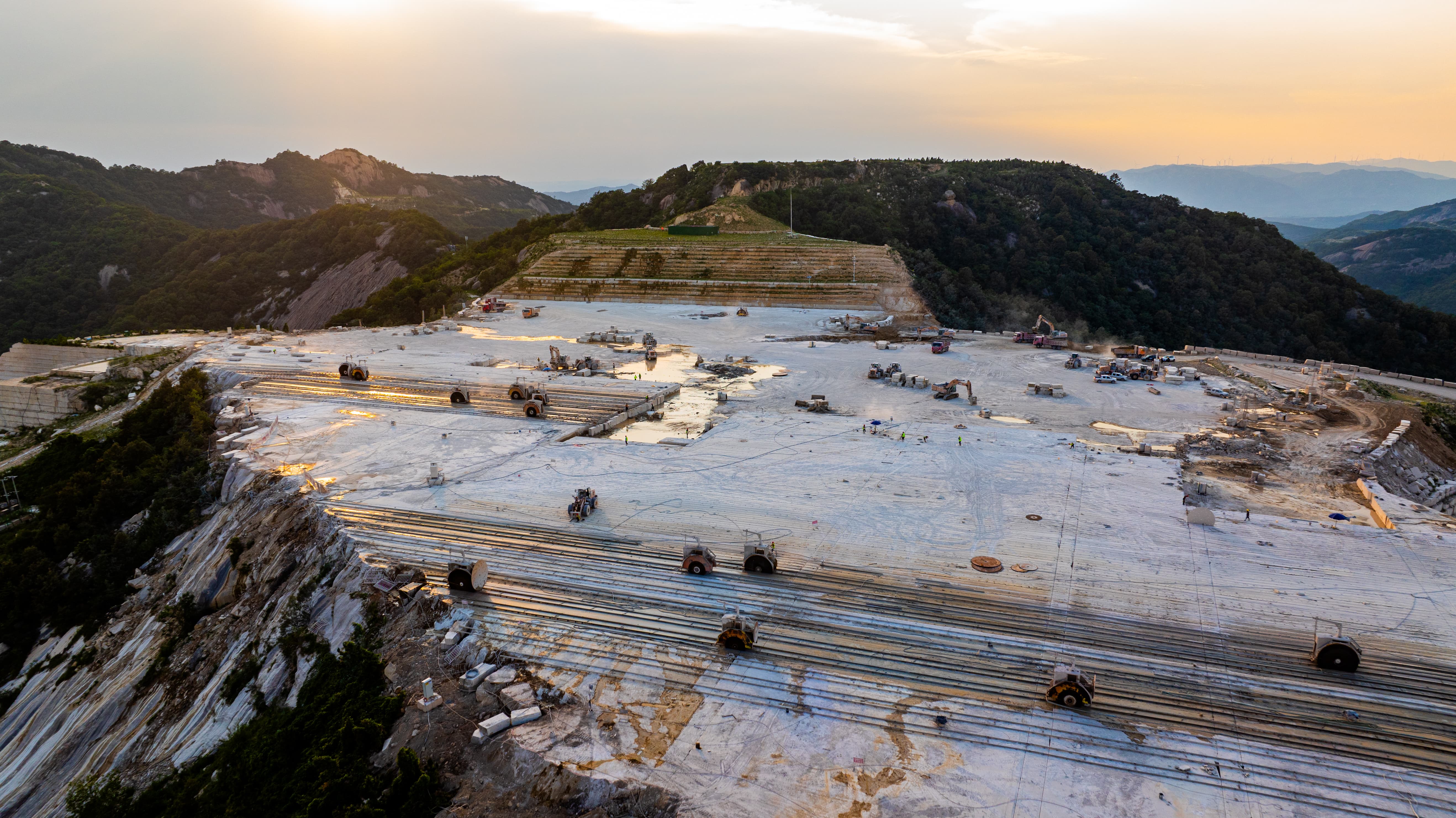 “礦山猛將”XE380GK助力隨縣白麻礦開采