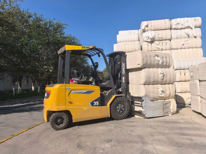 徐工鯤鵬電動(dòng)叉車，賦能西北棉花產(chǎn)業(yè)高效運(yùn)轉(zhuǎn)