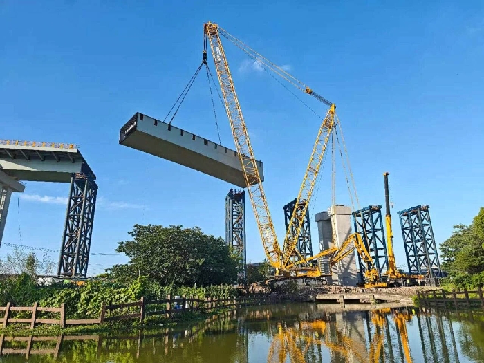 螺螄殼里做道場？徐工XGC11000高架旁上演“極限操作”