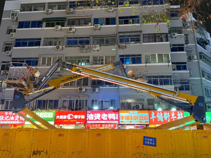 穿街過巷的“改造藝術(shù)家”！徐工電動直臂高空作業(yè)平臺精準施技豐儲街改造