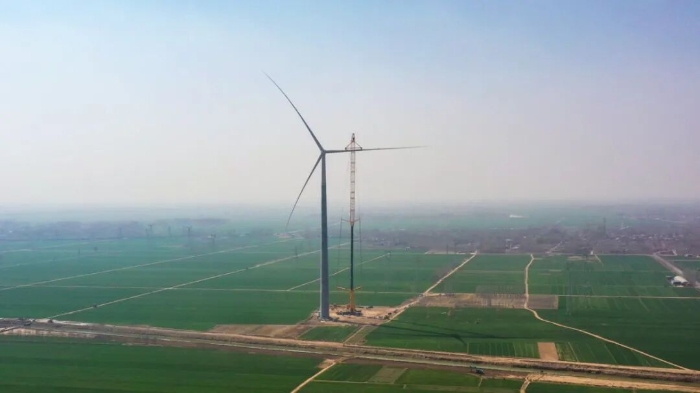 暴雨中橫走的 “鋼鐵巨獸”！徐工 4000 噸起重機撐起 160 米風(fēng)電，這細節(jié)太硬核！