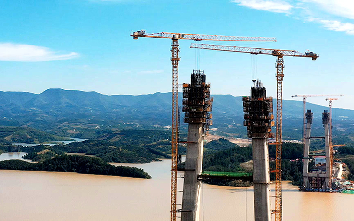 創(chuàng)造多項“世界之最”徐工金”助力丹江口水庫特大橋建設(shè)