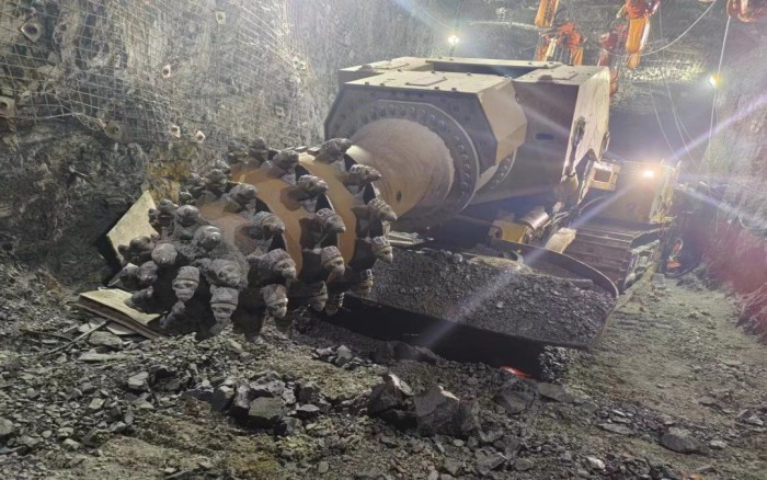 掘進磷礦！徐工XTR7/360掘進機點磷成金