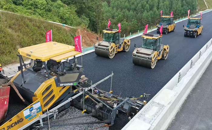 廣西首現(xiàn)無人化攤鋪！蒼容高速智慧施工引關(guān)注