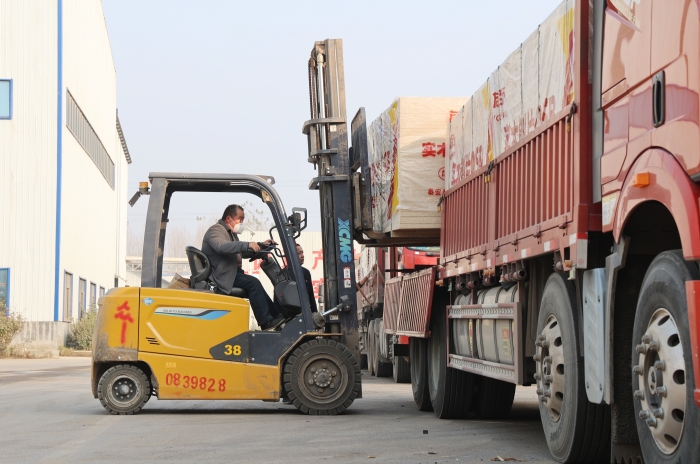 硬核實(shí)力賦能生產(chǎn)！徐工叉車批量進(jìn)駐菏澤板材廠顯身手