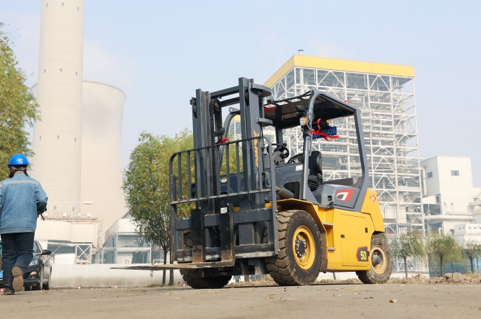 徐工叉車助力菏澤某電廠 高效搬運(yùn)保障能源供應(yīng)