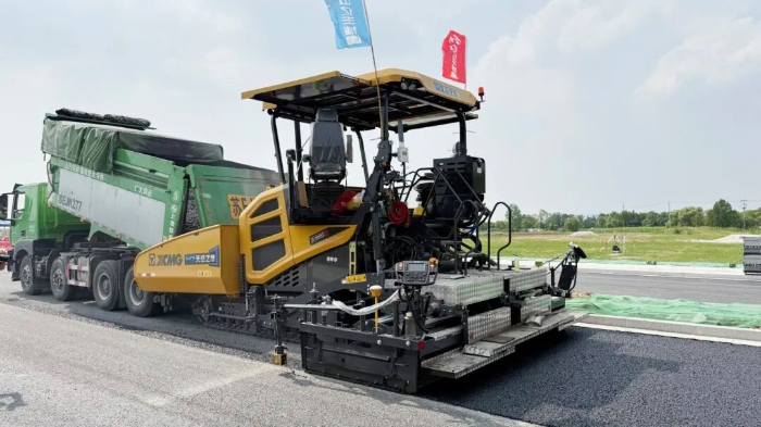 瀝青智造再升級！無人攤鋪技術(shù)助力常熟昆承路瀝青路面智能建造