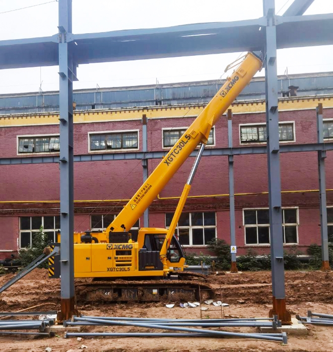擎臂破泥濘，穩(wěn)力定乾坤！XGTC30L5攻堅(jiān)泥沼鋼結(jié)構(gòu)吊裝