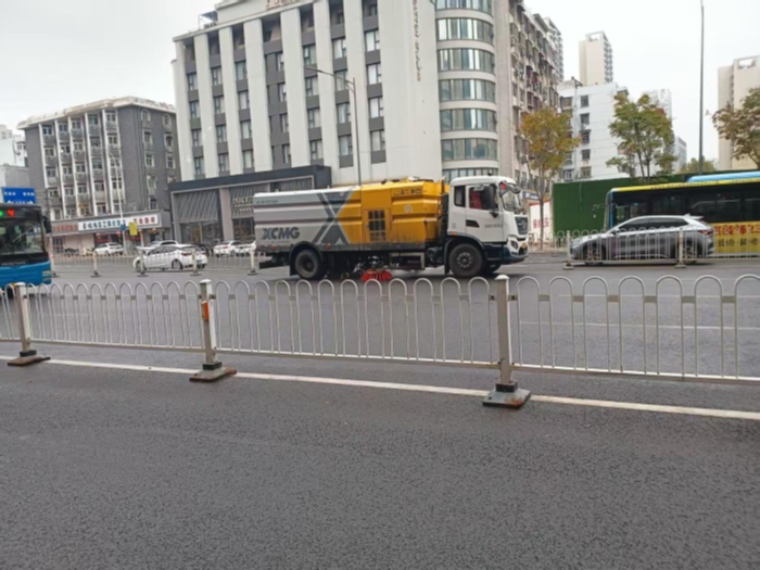 六年品質(zhì)見證硬核實(shí)力，徐工18噸洗掃車獲當(dāng)?shù)乜蛻酎c(diǎn)贊！